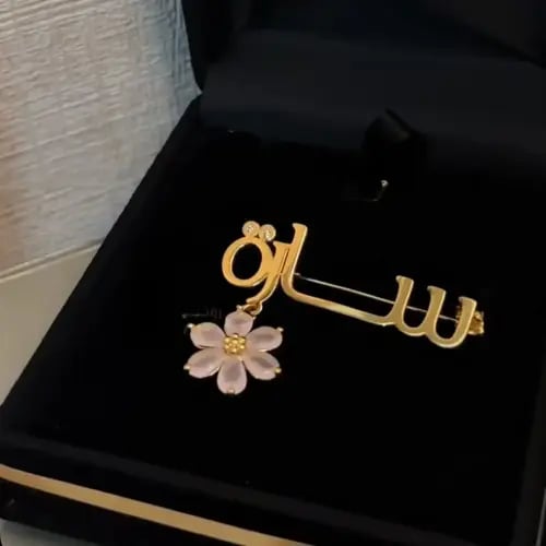 بروش مع وردة مطلي ذهب