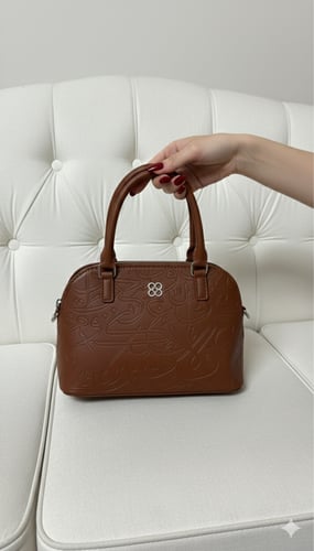 شنطة يد بأحرف عربية