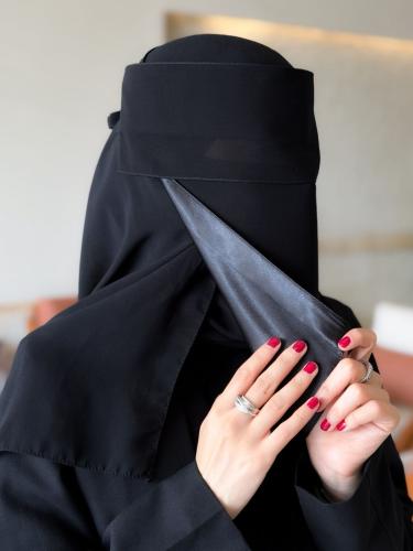 عرض ٣ نقابات الغشوه وسط مايل (مبطن حرير اسود)