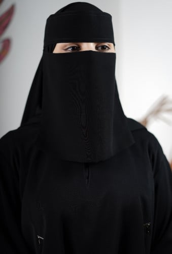 نقاب وسط مايل