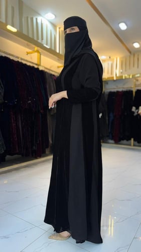 عباية رغد قماش كريب سيراميك مع مخمل | اسود