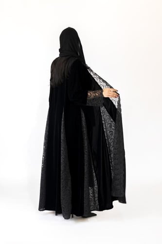 عباية غرام قماش مخمل تدخيلات دانتيل | اسود
