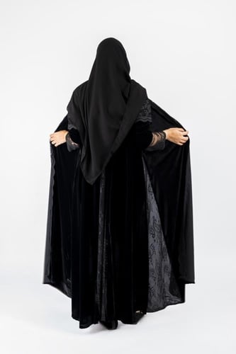 عباية ملاذ قماش مخمل تدخيلات دانتيل نص كلوش | اسود