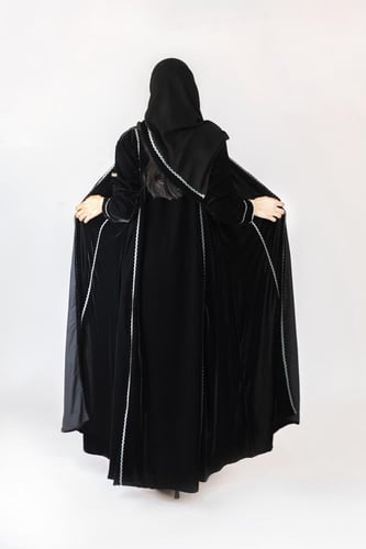 عباية حنين مخمل مزينه قيطان رمادي | اسود