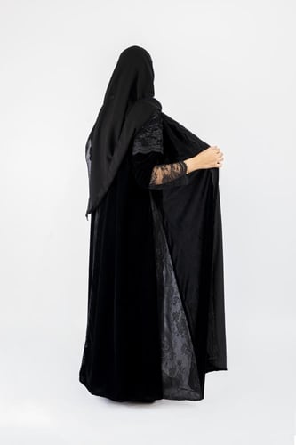 عباية ملاذ قماش مخمل تدخيلات دانتيل نص كلوش | اسود