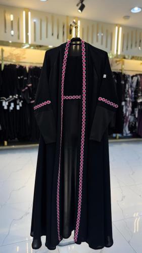 عباية ورود | اسود فى تطريز بينك