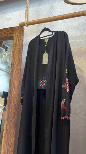 عباية لينن بأكمام مطرزة بدون طرحة