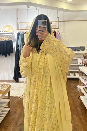 عباية شيفون مطرز مورد - أصفر