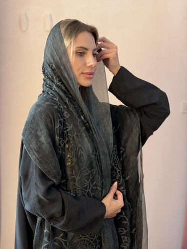 عباية كوبرو طرحة مطرزة ورد - أسود