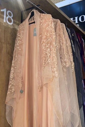 عباية كويرو طرحة مطرزة ورد - بيج