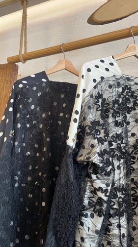 عباية منقطة بأطراف دانتيل - أبيض