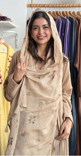 عباية وطرحة مطرزة - بيج غامق