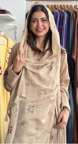 عباية وطرحة مطرزة - بيج غامق