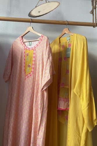 طقم رمضاني ثوب وعباية بليند - وردي واصفر