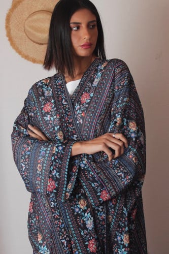 عباية سوداء نقش ورد ملون