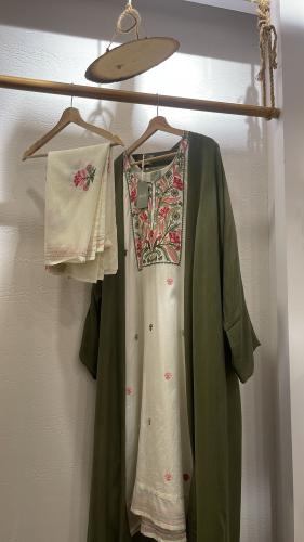 عباية بليند زيتي ثوب مطرز