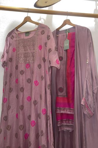 طقم عباية وثوب - موف وفوشي