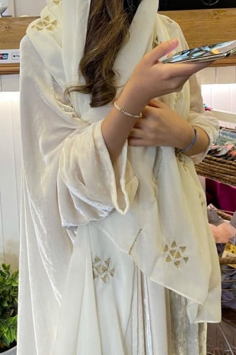 عباية مخمل خفيف بطرحة تطريز سدو - اوف وايت