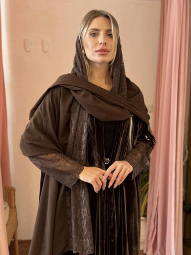 عباية مخمل بأطراف دانتيل - بني