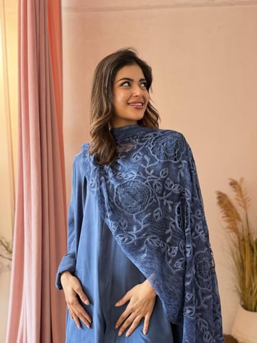 عباية كويرو طرحة مطرزة ورد - أزرق