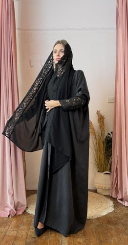 عباية كوبرو بأطراف دانتيل - أسود