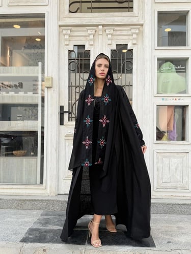 عباية لينن بأطراف مطرزة