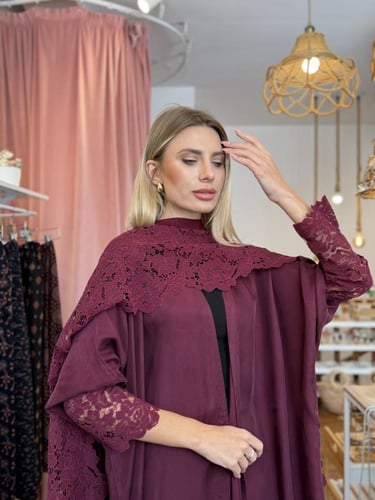 عباية كويرو بأطراف دانتيل - عنابي