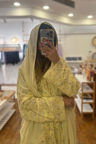 عباية شيفون مطرز مورد - أصفر