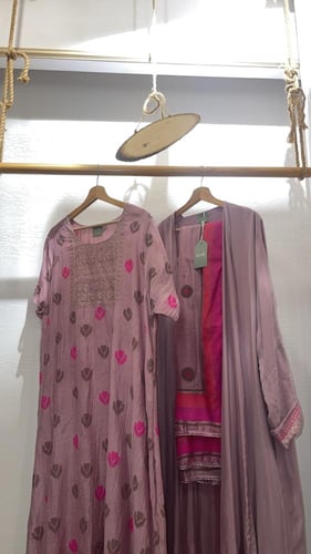 طقم عباية وثوب - موف وفوشي