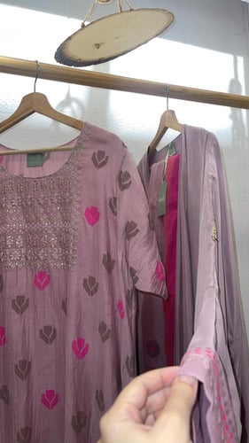 طقم عباية وثوب - موف وفوشي