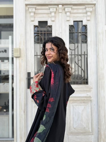 عباية بليند بطرحة مشجرة - أسود ورد أحمر