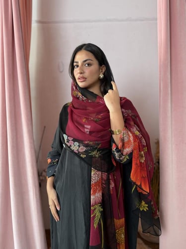 عباية كوبرو أكمام ملونة - أسود