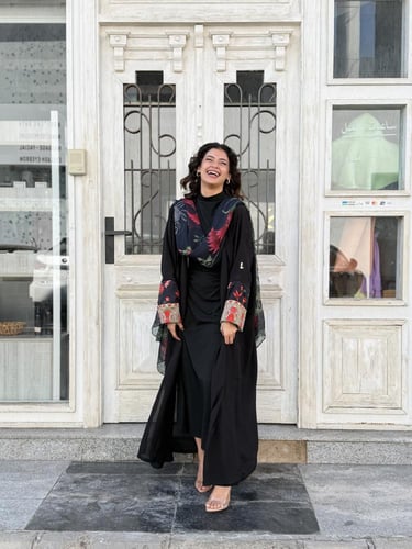 عباية بليند بطرحة مشجرة - أسود ورد أحمر