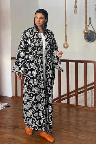 عباية تطريز يدوي - أسود