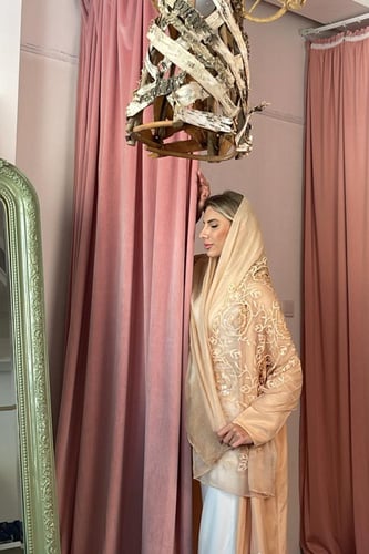 عباية كويرو طرحة مطرزة ورد - بيج