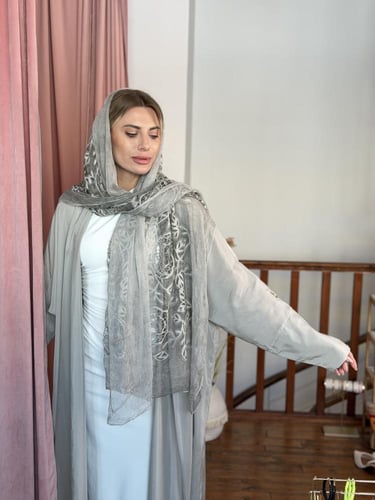 عباية كوبرو طرحة مطرزة ورد - رمادي فاتح