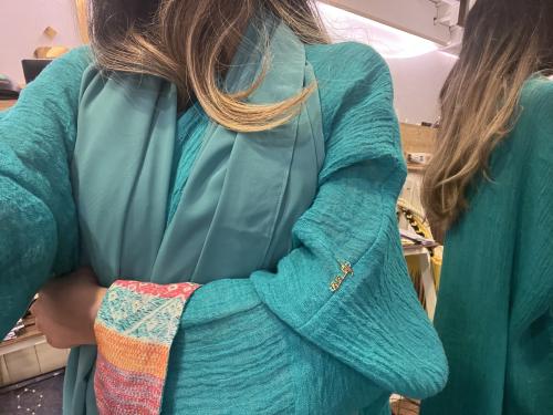 عباية كتان كرنكل بأكمام ملونة