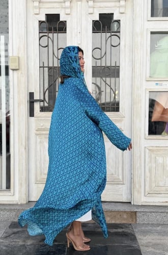 عباية وطرحة حرير طبيعي - كحلي وفيروزي