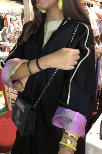 عباية سوداء بأكمام وردي