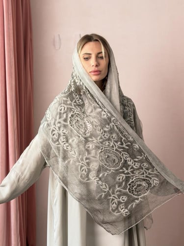 عباية كوبرو طرحة مطرزة ورد - رمادي فاتح