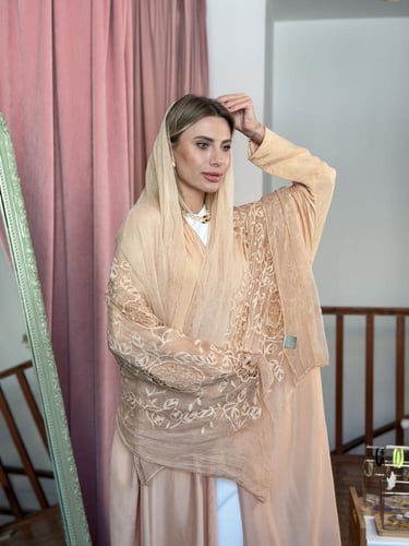 عباية كويرو طرحة مطرزة ورد - بيج