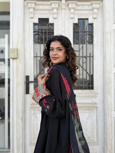 عباية بليند بطرحة مشجرة - أسود ورد أحمر