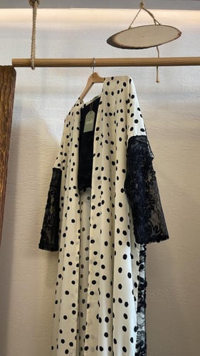 عباية منقطة بأطراف دانتيل - أبيض