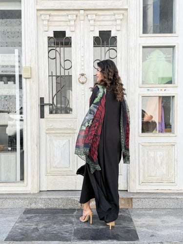 عباية بليند بطرحة مشجرة - أسود ورد أحمر