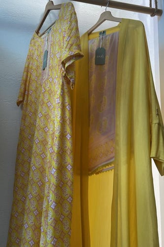 طقم رمضاني عباية وثوب بليند - اصفر