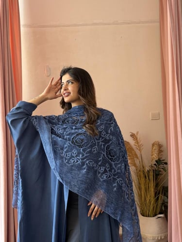 عباية كويرو طرحة مطرزة ورد - أزرق