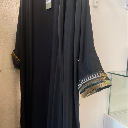 عباية بأكمام مطرزة - أسود