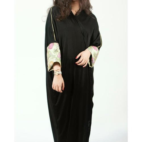 عباية سوداء بأكمام خضراء موردة