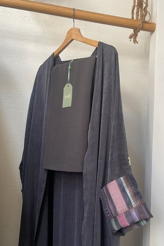 عباية رمادي بأكمام مطرزة