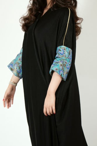 عباية سوداء بأكمام زرقاء مموجة